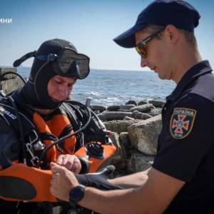 В одеській Аркадії лейтенант поліції з Рівненської області під час шторму впала в море: її не можуть знайти