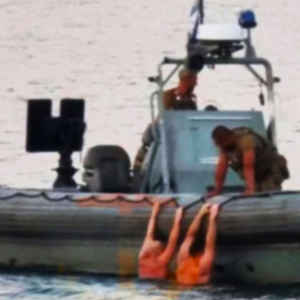 В Одесі військові моряки врятували п`ятьох людей, яких віднесло у відкрите море
