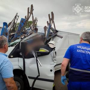 На Болградщині потерпілого в ДТП діставали з понівеченої автівки