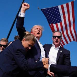 У Дональда Трампа стріляли на передвиборчому мітингу: кандидата у президенти США легко поранено, вбито двох його прибічників, спецслужби ліквідували стрільця