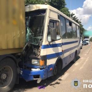В Одесі маршрутка в’їхала у фуру, 13 постраждалих