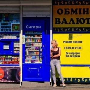 Курс долара прискорив зниження в обмінних пунктах