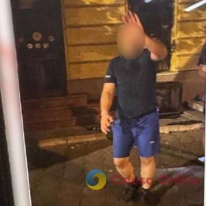 В Одесі затримали чоловіка, який з ножем напав на перехожу: постраждалу госпіталізували до лікарні