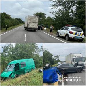 На трасі Одеса-Рені зіткнулися вантажівка, автобус і легковик: є постраждалі