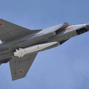 ЗМІ: Українські дрони могли знищити носій «Кинджалів» і пошкодити ще п`ять аналогічних літаків