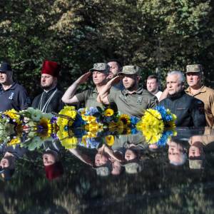Квіти полеглим захисникам: в Одесі відзначають День Незалежності України