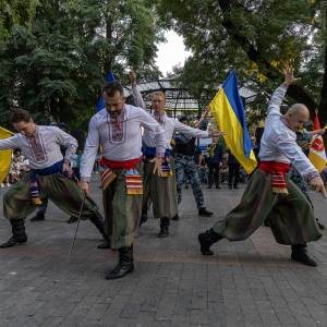 Оркестр Військово-морських сил України та козачий танець із шаблями: в одеському Міськсаду відсвяткували День Незалежності