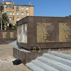В Одесі активісти зняли з пам`ятника «Крила перемоги» комуністичні символи