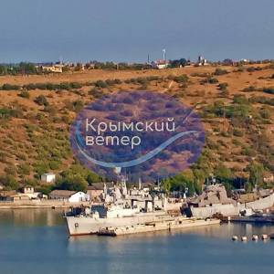 Бояться атаки: окупанти сховали свій корабель у севастопольській бухті між двома українськими
