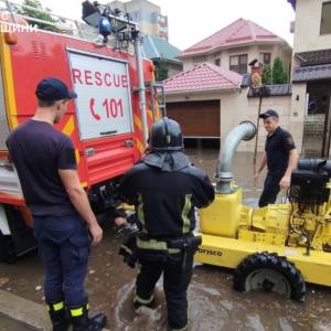 Наслідки мегазливи в Одесі: врятовані клерки, втрачені держномери та очікування продовження