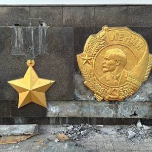 В Одесі знову спробували демонтувати орден Леніна з площі 10 квітня, але завадила поліція