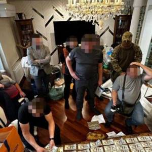 6 мільйонів доларів готівкою: ДБР викрило на хабарі керівницю МСЕК та її сина-чиновника