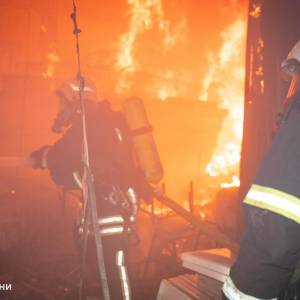 Нічна атака на Одесу: чоловіка госпіталізовано, горіли склади та фури, пошкоджений балкер