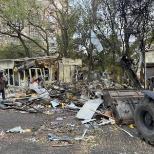 Кондиціонери на деревах і знищені будинки: вцілілі одесити оговтуються після нічної атаки дронів