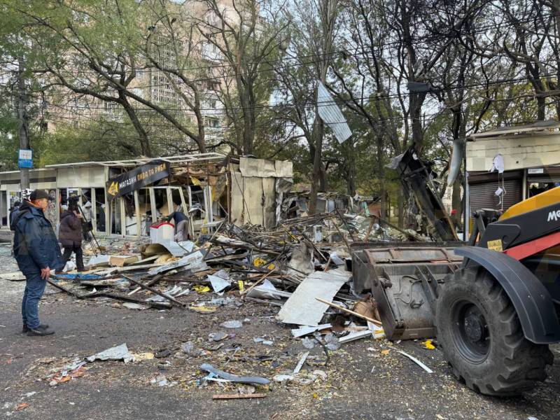 Кондиціонери на деревах і знищені будинки: вцілілі одесити оговтуються після нічної атаки дронів Кондиціонери на деревах і знищені будинки: вцілілі одесити оговтуються після нічної атаки дронів