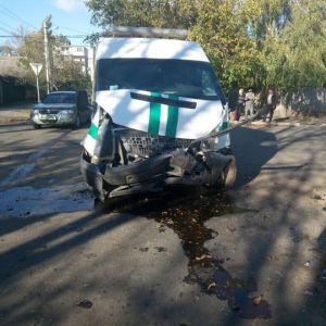 ДТП в Измаиле: на Горького от удара микроавтобус вылетел с дороги (ФОТО)