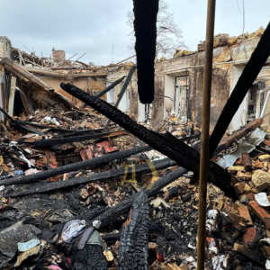 Впавша стеля й тріснуті опорні стіни: в центрі Одеси люди розбирають завали після нічної атаки