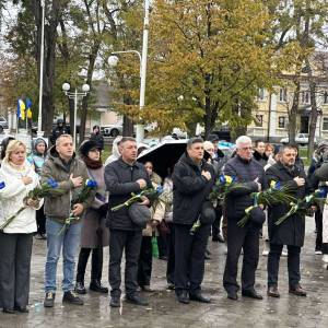 День Гідності та Свободи: в Ізмаїлі покладали квіти до пам'ятника великому Кобзарю (ФОТО)
