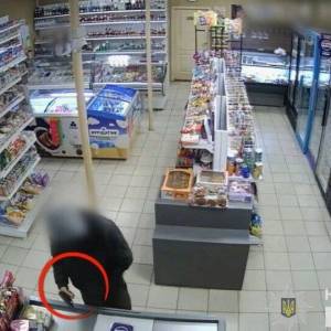 В Одесі стався розбій: чоловік пограбував магазин, погрожуючи пістолетом