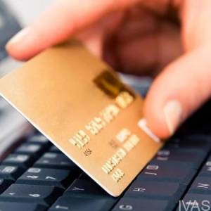 Українські банки звужують можливості карткових переказів: нові обмеження