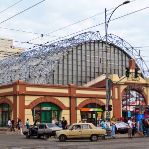 Конфлікт за участю поліції на Привозі: натовп намагався відбити чоловіка, якого розшукували за дезертирство