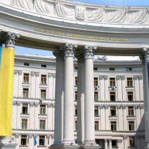 МЗС спростило отримання низки консульських послуг для українців за кордоном