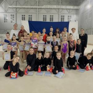 В канун новорічних свят на відділенні художньої гімнастики вихованки  Ізмаїльської ДЮСШ провели  святкові показові виступи