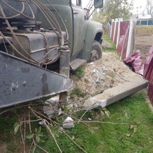 В Измаильском районе ЗИЛ снес опору ЛЭП и забор жилого дома (ФОТО)