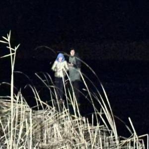 На Одещині двоє підлітків застрягли посеред ставка на крихкій кризі