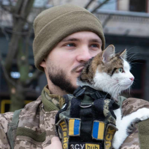 В Ізмаїлі бойовий кіт Шайба прийшов у гості до юних творців художньої школи