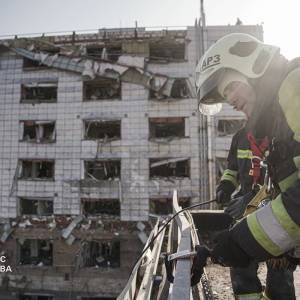 У Києві відновлюють газопостачання в районі пошкоджених сьогоднішньою атакою будівель