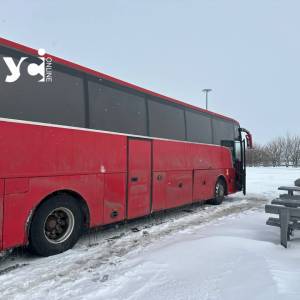 На трасі в Румунії застряг рейсовий автобус з одеситами, через те що замерз (фото)