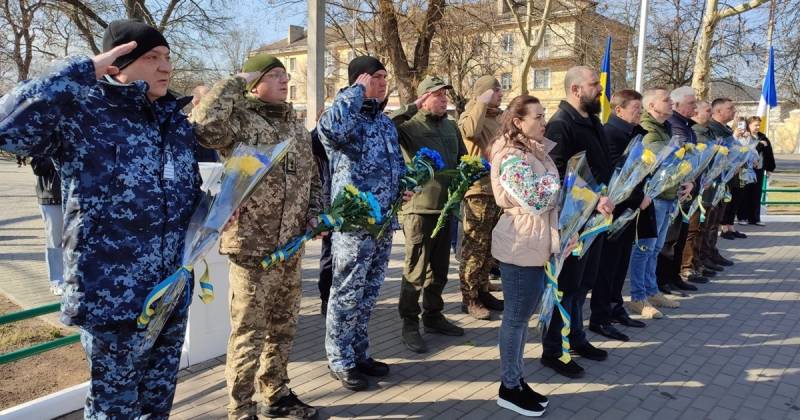 В Ізмаїлі поклали квіти до пам’ятника Шевченку з нагоди 211 річниці з Дня народження Кобзаря В Ізмаїлі поклали квіти до пам’ятника Шевченку з нагоди 211 річниці з Дня народження Кобзаря