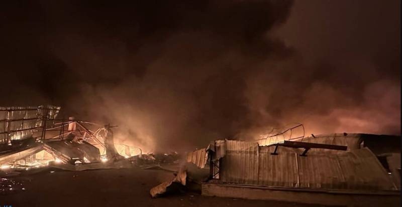 Нічна атака на Одесу: понад 100 рятувальників гасили пожежі, що спалахнули Нічна атака на Одесу: понад 100 рятувальників гасили пожежі, що спалахнули