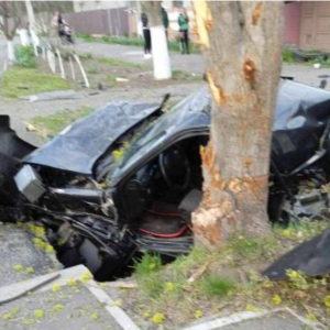 В Ізмаїлі автомобіль, що рухався з величезною швидкістю розірвало навпіл