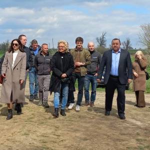 Нащадки німців-колоністів відвідали на Одещині села своїх предків і подарували громаді пожежну машину та школі мікроавтобус