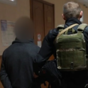 Бив своїх малолітніх дітей — поліція затримала одесита