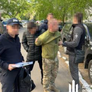 ДБР викрило посадовця військової частини, який відправив бійців робити йому ремонт квартири у Подільську замість служби на передовій