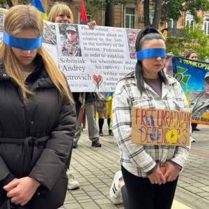 В Одесі жінки пікетували Червоний хрест із зав’язаними очима