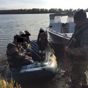Пограничники Измаильского отряда задержали на  Дунае нелегалов из Пакистана (ФОТО)