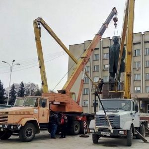 В рамках декоммунизации в Украине переименовали почти тысячу городов и сел, демонтировали больше тысячи памятников