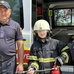 "Гасив вогонь підручними засобами": на Одещині відзначили 9-річного хлопчика, який допомагав ліквідовувати пожежу