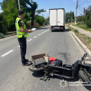 В селі Броска 70-річна водійка електроскутера зіштовхнулася з вантажівкою