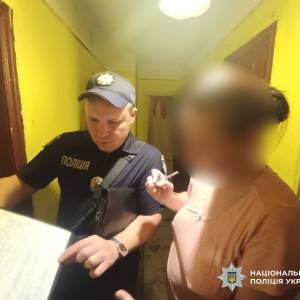 Просиділи самі майже добу: на Одещині із зачиненої квартири визволили чотирьох дітей