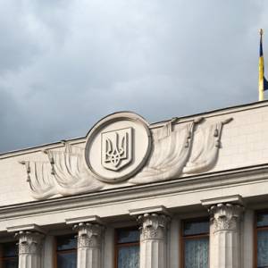 Рада дозволила військові контракти 60+
