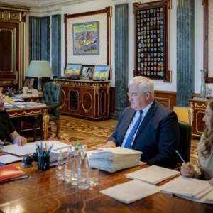 Зеленський призначив 16 нових послів України