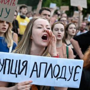Протести проти скасування незалежності НАБУ та САП тривають – президент обіцяє новий закон