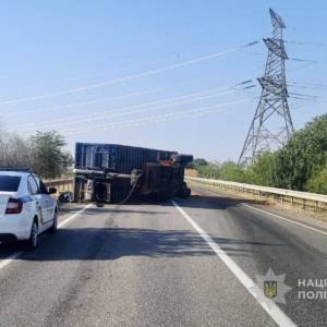На трасі в Одеській області сталася аварія — рух транспорту ускладнено