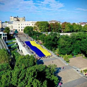 В Одесі на Потьомкінських сходах розгорнули 34-метровий прапор України (фото)