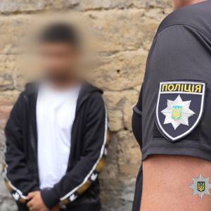 Видавали себе за волонтерів: на Одещині поліція викрила етнічну організовану групу шахраїв